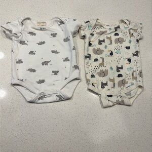 Organic onesie, set of 2. Size 3-6 months.